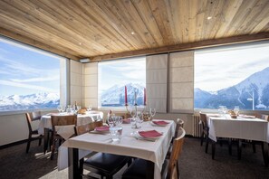 Aperto a colazione, pranzo e cena, cucina francese 