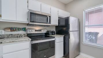 Townhome, Multiple Beds (Gulf Walk 506) | Private kitchen