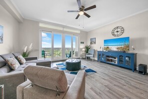 Condo, 1 cama King size y sofá cama (Laketown Wharf 2135) | Área de sala de estar | Televisión 