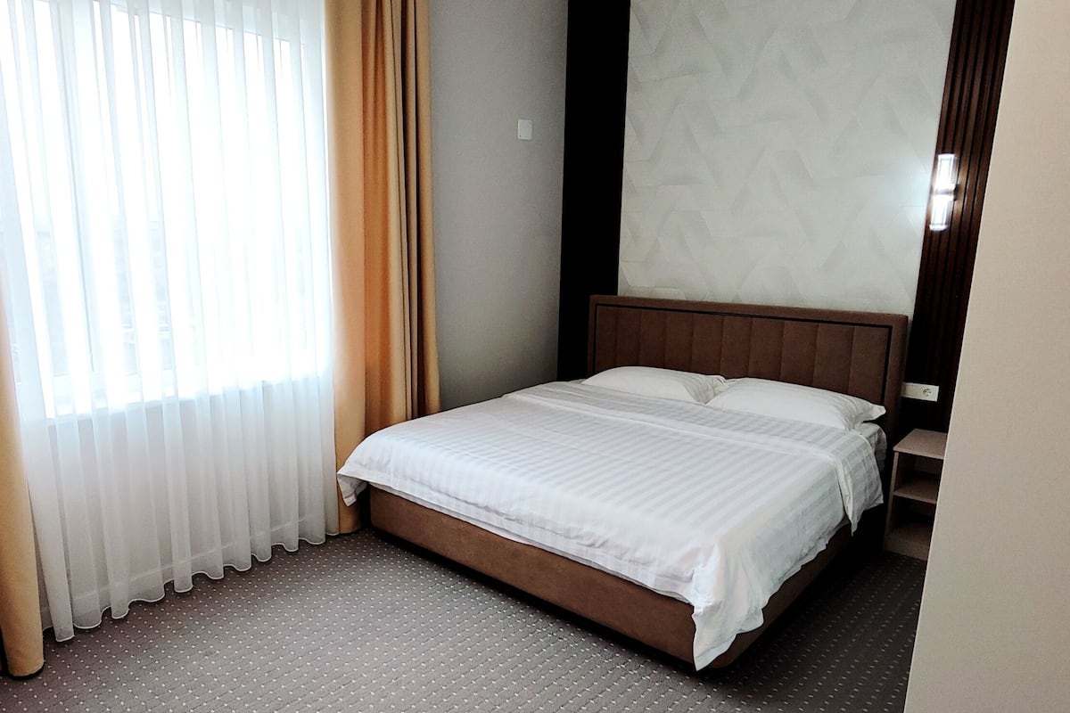 Classic Double Room | Peralatan tempat tidur premium, peti besi dalam bilik