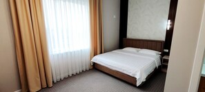 Habitación clásica doble | Ropa de cama de alta calidad, caja fuerte, tabla de planchar con plancha