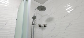 Habitación clásica doble | Ropa de cama de alta calidad, caja fuerte, tabla de planchar con plancha