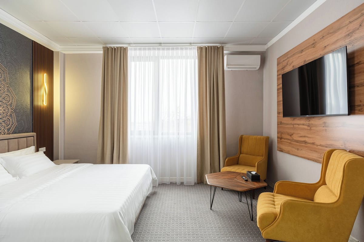 Premium bedding, in-room safe, iron/ironing board, free WiFi