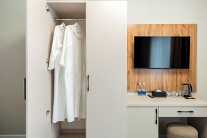 Ropa de cama de alta calidad y caja de seguridad en la habitación 