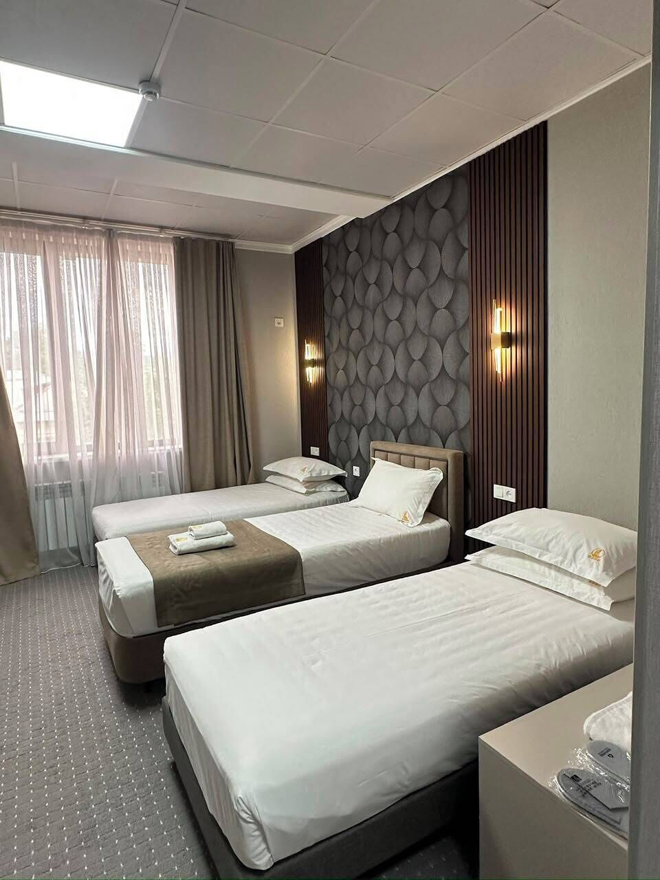 Klassieke driepersoonskamer, uitzicht op bergen | Luxe beddengoed, een kluis op de kamer, een strijkplank/strijkijzer