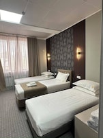 Quarto triplo clássico, vista para a montanha | Roupas de cama premium, cofres nos quartos