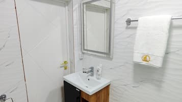 Habitación individual clásica | Baño | Secador de pelo, albornoces, zapatillas y toallas