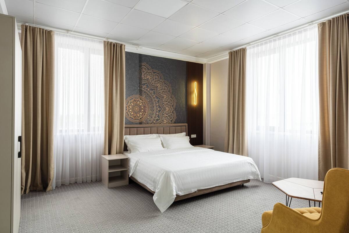 Premium bedding, in-room safe, laptop workspace