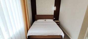Ropa de cama de alta calidad y caja de seguridad en la habitación 
