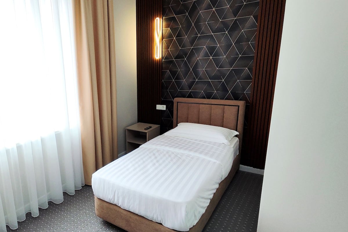 Classic Single Room | Peralatan tempat tidur premium, peti besi dalam bilik