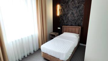 أغطية فراش متميزة وخزنة داخل الغرفة ومكواة/لوح كي وواي فاي مجانًا