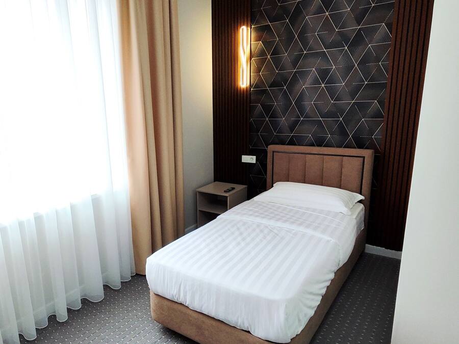 Classic Single Room | Premium bedding, in-room safe, iron/ironing board, free WiFi