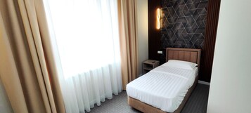 Quarto solteiro clássico | Roupas de cama premium, cofres nos quartos