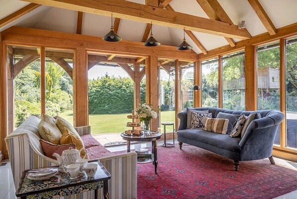 Smart-TV, Kamin, Videospiele, DVD-Player