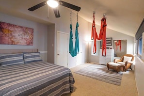2 bedrooms, desk, iron/ironing board, free WiFi - Wellness sauna/cold plunge retreat across from pickleball/tennis court in Uptown (Dallas)