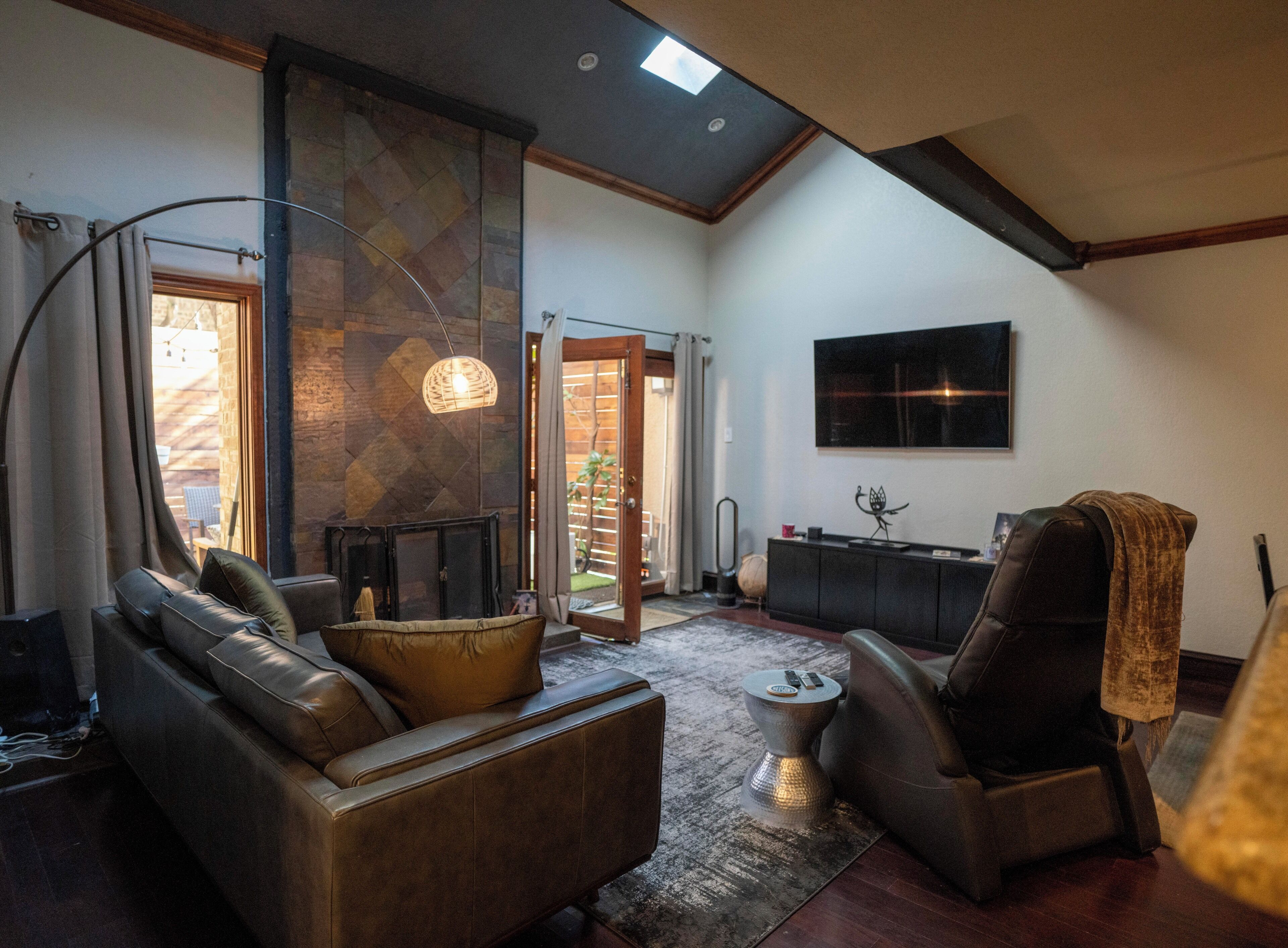 Smart TV, fireplace, books, computer monitors