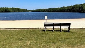 A bench facing a lake with a clear sky. - Fantastic 3-bedroom house in Tobyhanna close to all major attractions. (Tobyhanna)