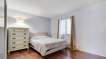 3 bedrooms, desk, iron/ironing board, free WiFi