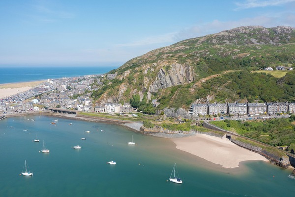 Close to town and harbour