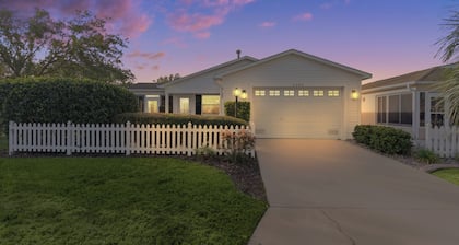Updated 2 bedroom house The Villages, Walk to pool, 2 miles to SQ, Pet friendly