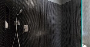 Haartrockner, Handtücher, Seife, Toilettenpapier