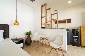 1 dormitorio, tabla de planchar con plancha, wifi y ropa de cama