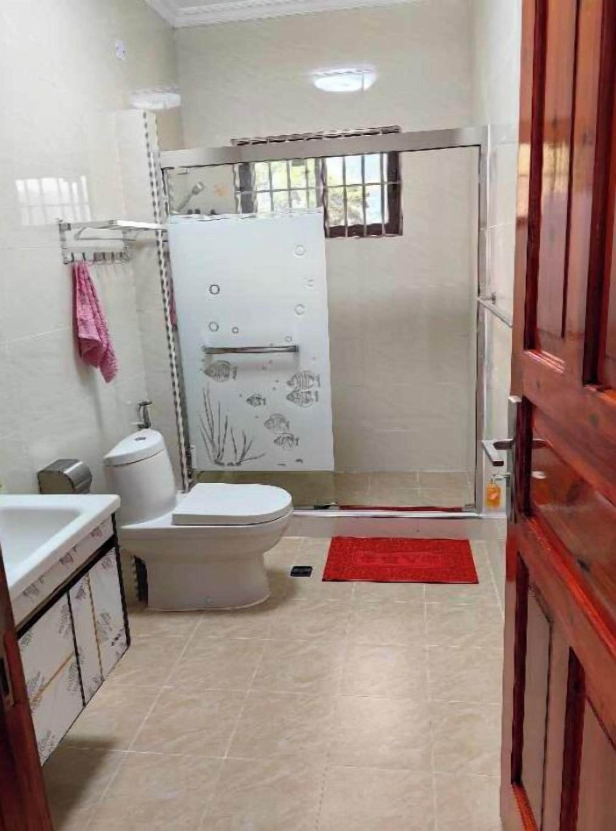 Ducha, toallas, jabón y champú