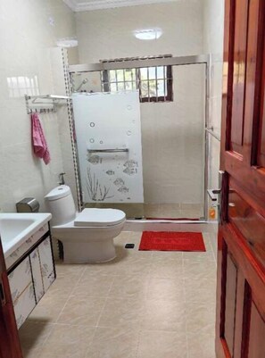 Ducha, toallas, jabón y champú
