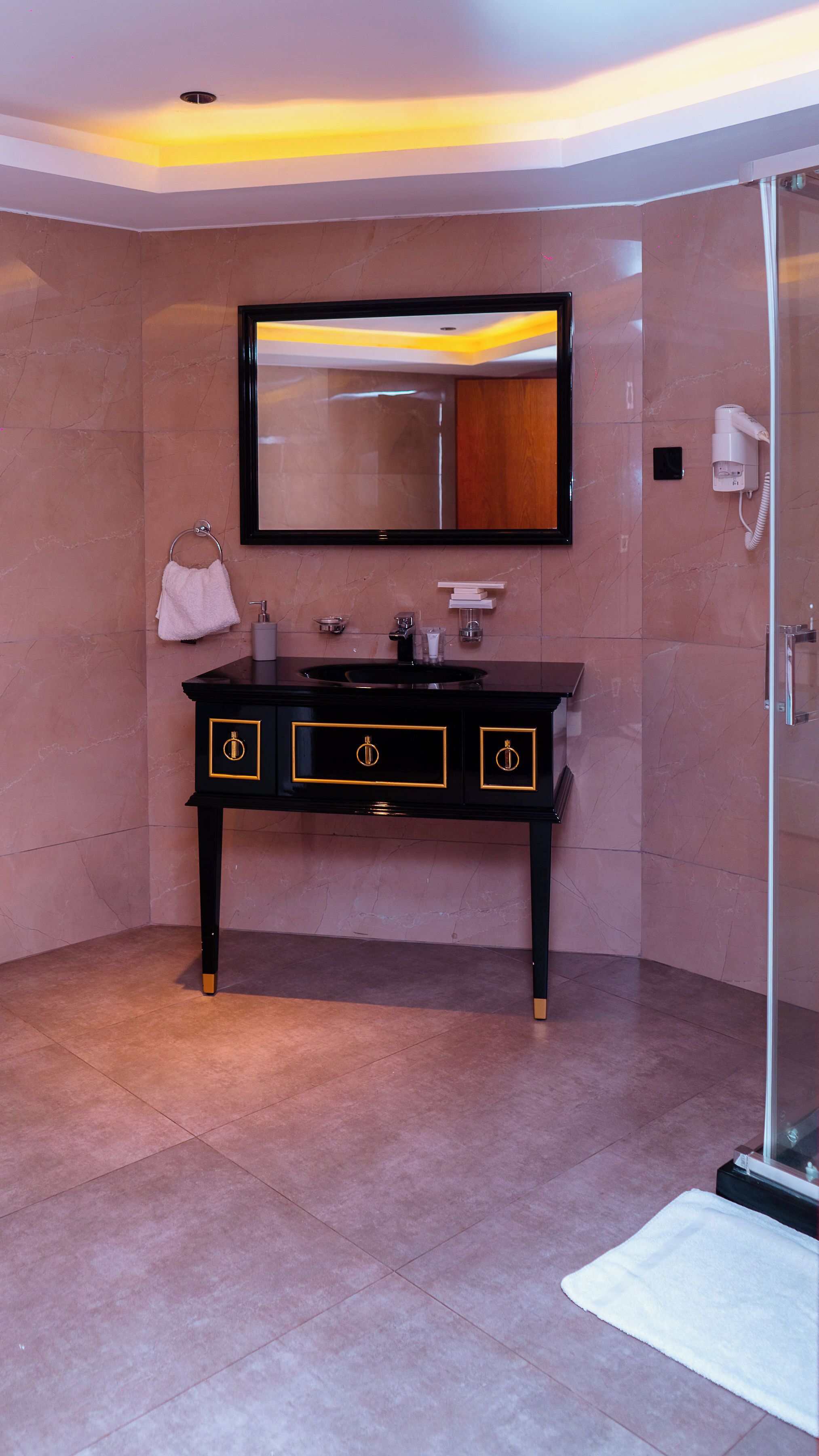 مجففات شعر، خف للقدمين، مناشف، صابون