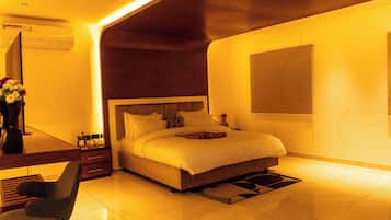 Kamar Single Mewah, balkon, pemandangan teluk | Brankas, meja kerja, ruang kerja ramah laptop, dan tirai kedap cahaya