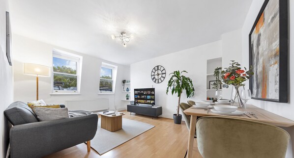 Living area - Kensington Flat| Contractors/Families/Contractors 20% DIscount (London)