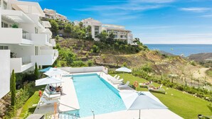 A modern hotel with a swimming pool, sun loungers, and a view of the ocean. - Hillside Flat With Pool in Palo Alto - Ref M49 (Ojén)