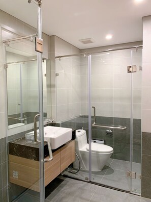 Een douche, een haardroger, een bidet, handdoeken