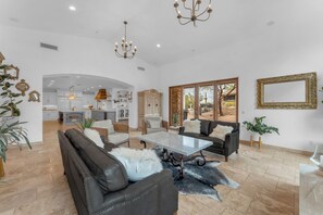 Smart-TV, Kamin, Videospiele, DVD-Player