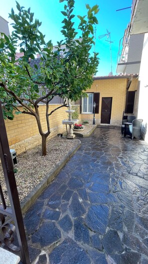 Property grounds - Independent apartment, private garden on ViaAurelia area Vaticano City (Roma)