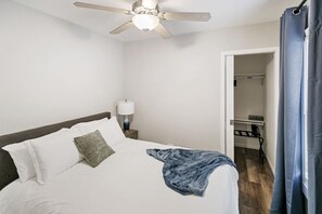 3 chambres, bureau, fer et planche à repasser, lit parapluie