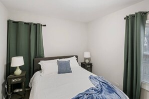 3 bedrooms, desk, iron/ironing board, travel cot - Charming Family home near Great Lakes Naval Base! (Waukegan)