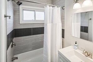 Sèche-cheveux, serviettes fournies