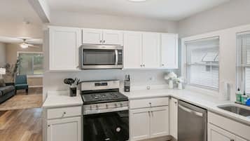 冷蔵庫、電子レンジ、オーブン、コンロ