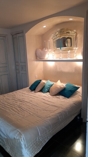 1 chambre, fer et planche à repasser, draps fournis