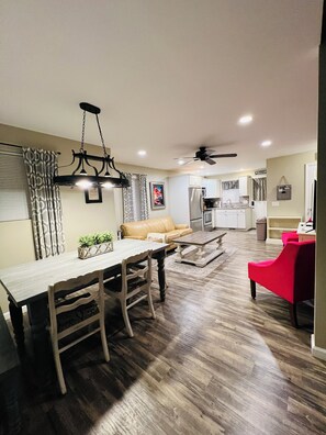 Smart TV, DVD player - 7 minute walk from the strip! (Geneva)