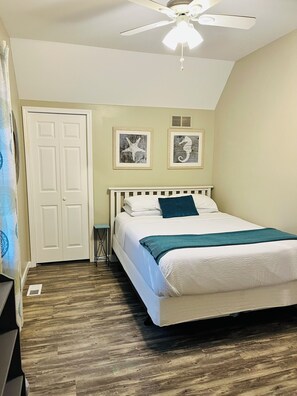 3 bedrooms, iron/ironing board, free WiFi, bed sheets - 7 minute walk from the strip! (Geneva)