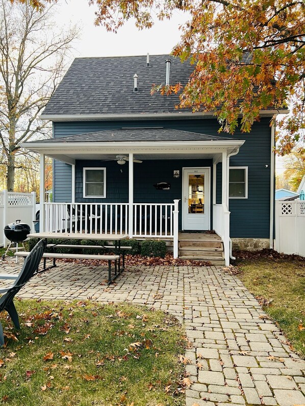 Outdoor dining - 7 minute walk from the strip! (Geneva)