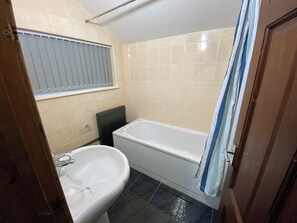 Shared Dormitory, 1 Bedroom, City View | Bathroom - Room in Guest Room - Spacious Room in Coventry City Centre (Coventry)