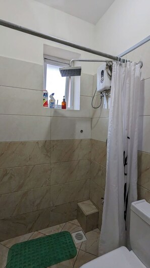 Een douche, een haardroger, handdoeken, zeep