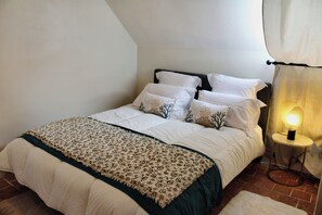 2 bedrooms, desk, iron/ironing board, WiFi