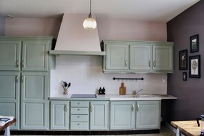 Fridge, microwave, oven, dishwasher - Maison de charme - Two Bedroom House, Sleeps 4 (Bourgueil)