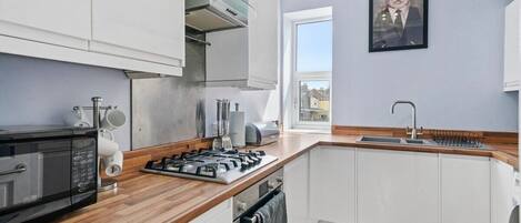 Réfrigérateur, four à micro-ondes, un four, surface de cuisson