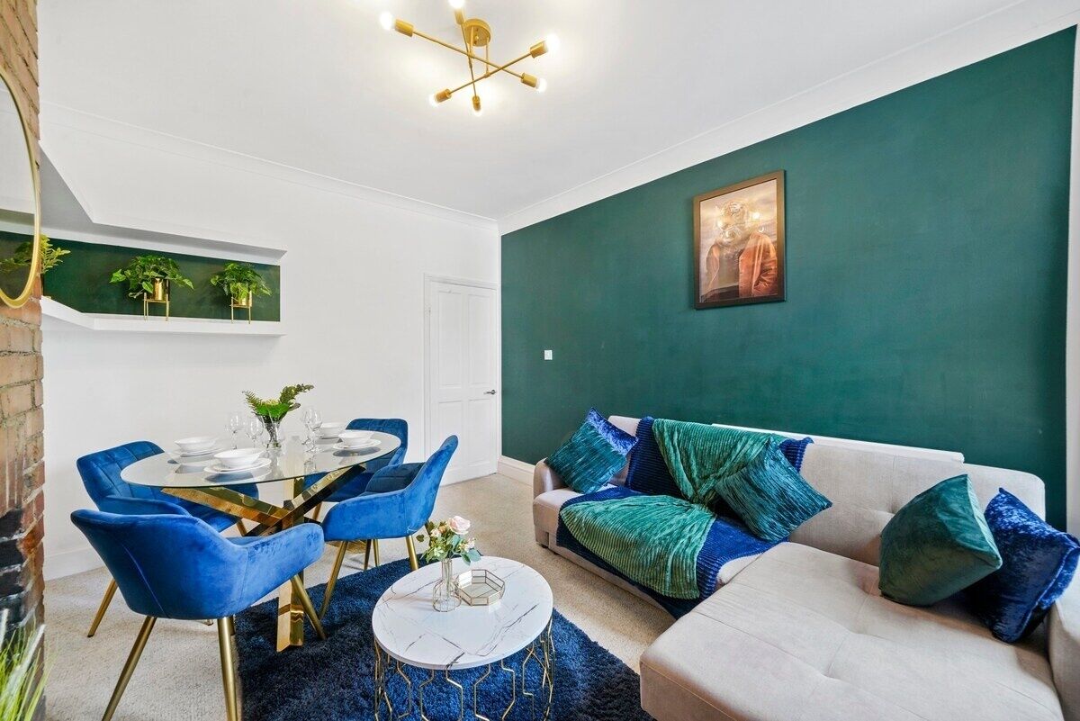 The Emerald Gem Of Bristol - Overlooking The Park - Brístol