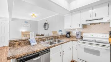 Condo, várias camas (Romar Village 112) | Cozinha privada | Fogão
